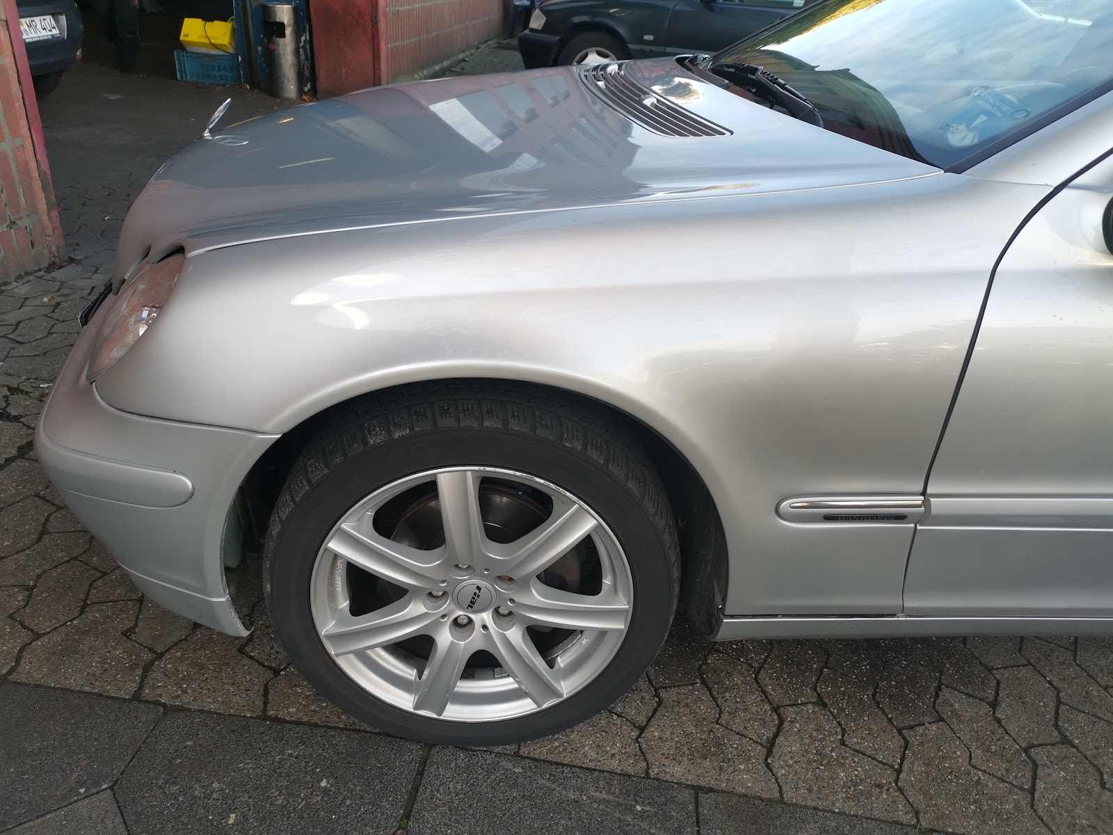 Fahrzeug im Hof der Werkstatt